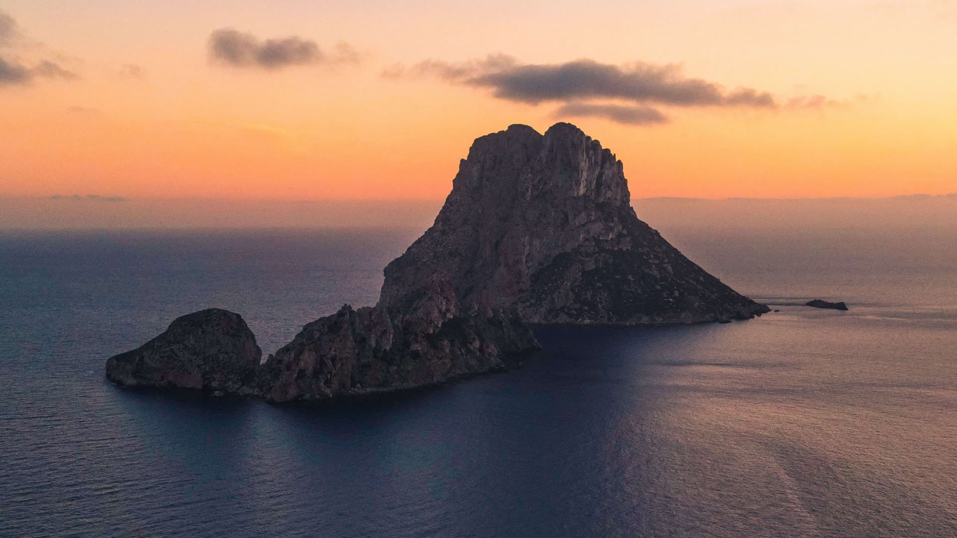 Es Vedrà im Abendlicht vor der Küste Ibizas